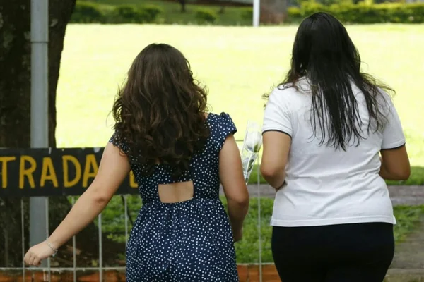 Consternado, pai de Louise recebe parentes no apartamento onde a estudante morava com a família