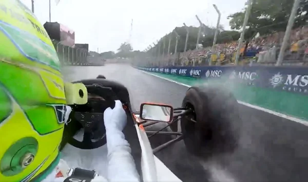 Foto colorida de Lewis Hamilton a bordo da McLaren de Senna em Interlagos - Metrópoles
