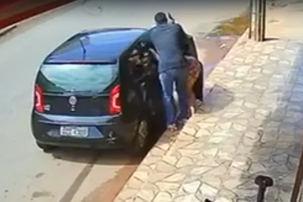 Mulher é agredida e jogada para fora do carro durante assalto no DF