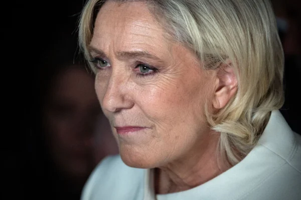 Imagem colorida de Marine Le Pen - Metrópoles