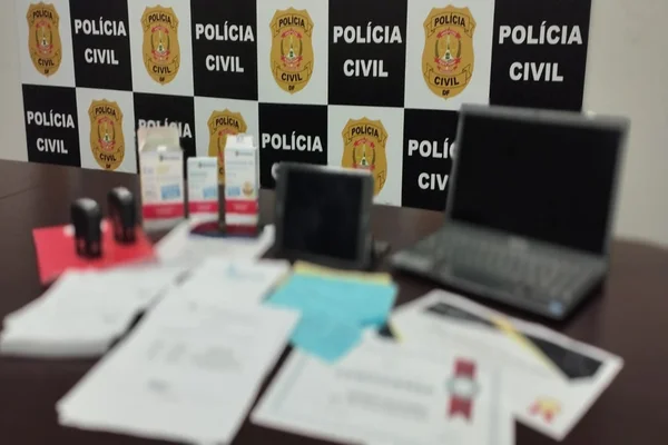 Psicóloga suspeita de se passar por médica é alvo de operação policial