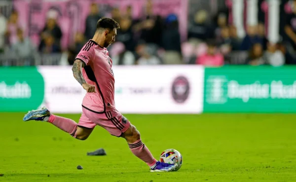 Messi chuta a bola em campo pelo Inter Miami