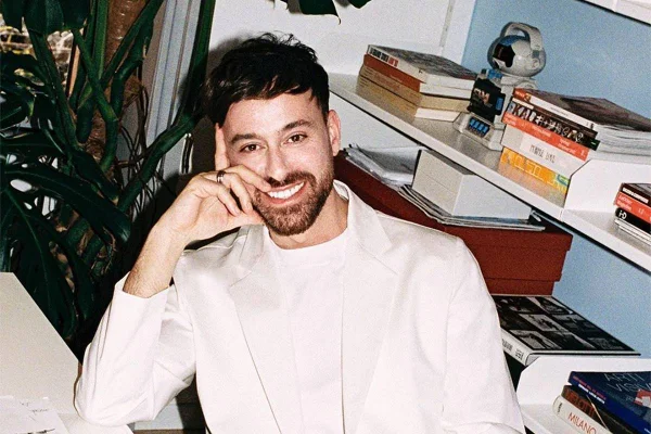 Estilista Filippo Grazioli com mão no rosto