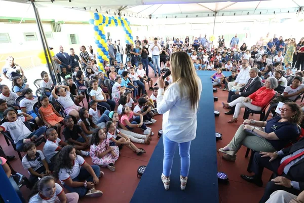 Celina Leão entrega novos uniformes a estudantes da rede pública do DF