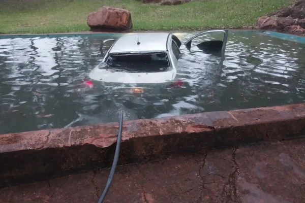 Carro afundado em piscina - Metrópoles