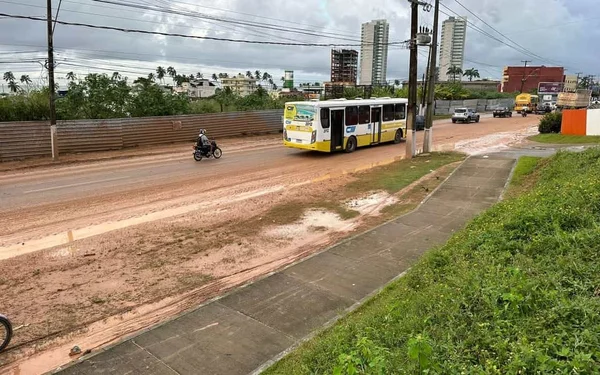 Chuva em Maceió (AL) deixa vias tomadas pela lama nesta quarta