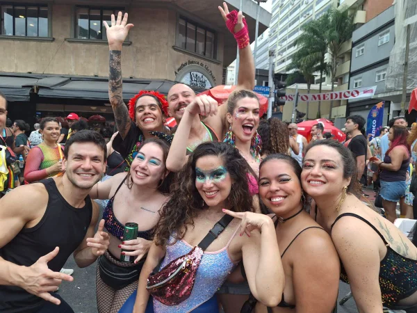 Imagem colorida de foliões curtindo bloco de Carnaval Acadêmicos do Baixo Augusto na região central de SP - Metrópoles