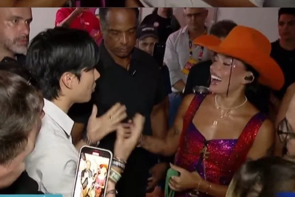 Influenciador coreano Hooni com pai de Ana Castela nos bastidores do show da cantora