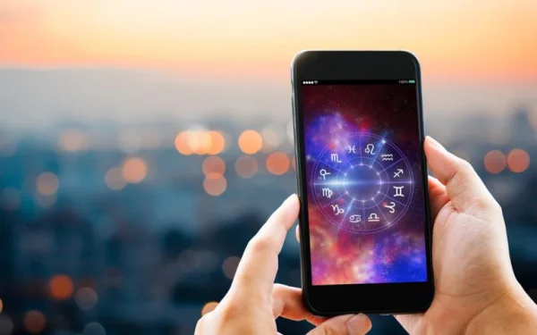 Celular com mapa astral na tela