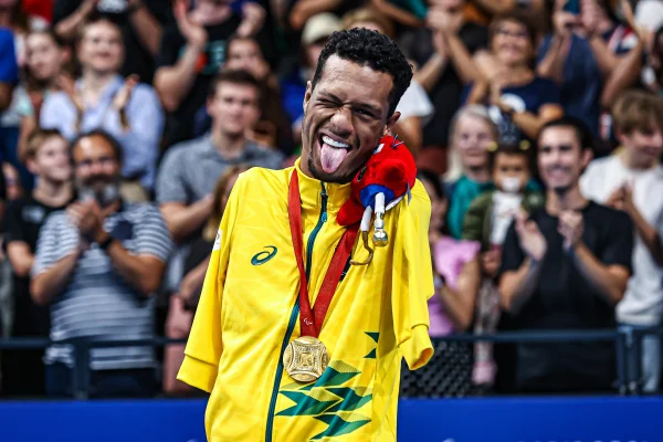 Imagem colorida de Gabrielzinho, atleta brasileira paralímpico- Metróples