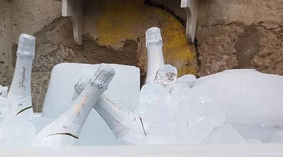Espumantes para tomar com gelo harmonizam com o calor do verão