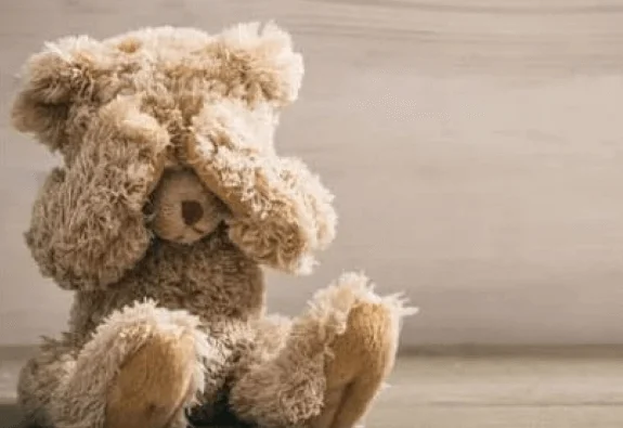 A mãe pediu ao namorado para ficar com os filhos, sendo um menino de 10 e uma menina de 6 anos