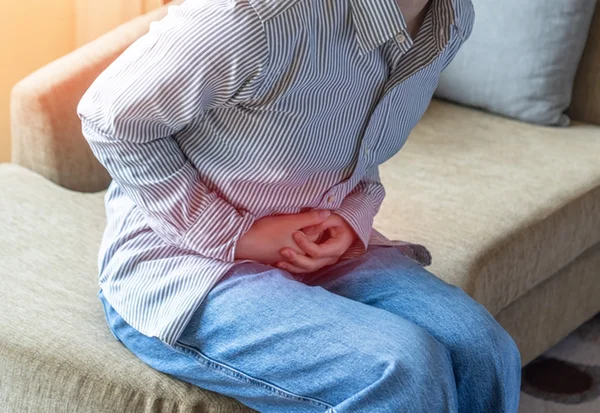Mulher com dor abdominal - Metrópoles