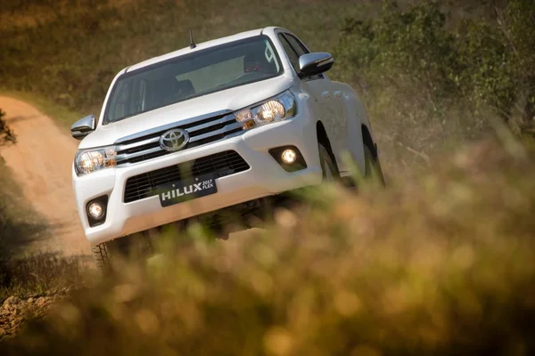 Toyota começa a vender as versões flex da picape Hilux e da SW4