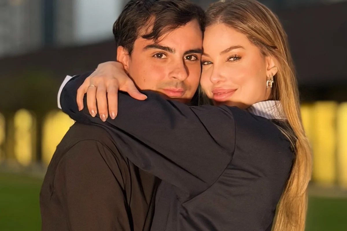Dudu Camargo e Saory Cardoso posam abraçados para as redes sociais Dudu Camargo e Saory Cardoso posam abraçados para as redes sociais