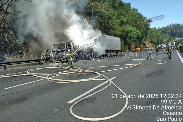 Imagem colorida mostra carreta que pegou fogo e provocou congestionamento na Anhanguera. Metrópoles