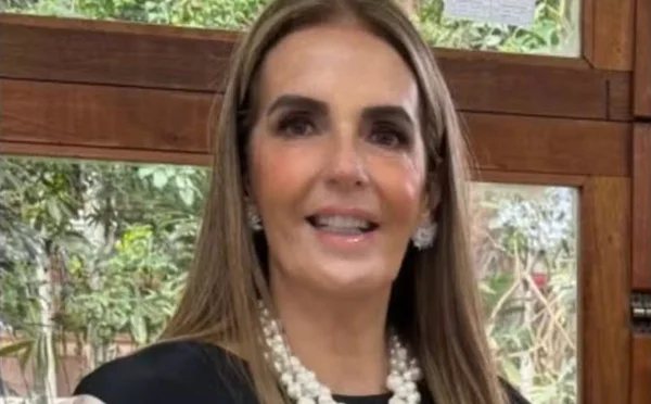 mulher loira sorrindo