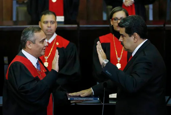 Maduro ameaça dissolver Parlamento e oposição pede intervenção militar