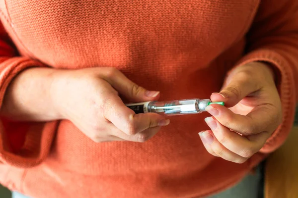 Mulher se preparando para administrar injeção para perda de peso - Metrópoles