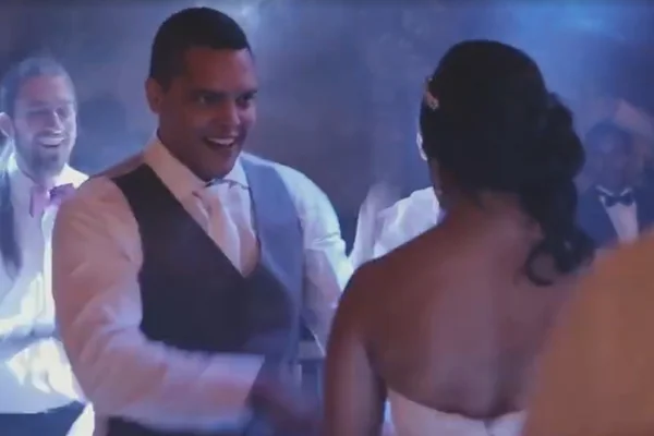 Noivo perde o controle de AK-47 e atira em fotógrafo do casamento