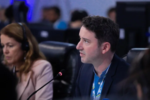 imagem colorida do economista Gabriel Zucman, em reunião do G20, em São Paulo - Metrópoles
