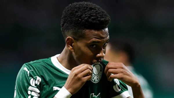 Imagem colorida do jogador Estêvão beijando escudo do Palmeiras - Metrópoles
