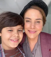 Arthur Yera e Heloísa Périssé posam nos bastidores da novela da Globo