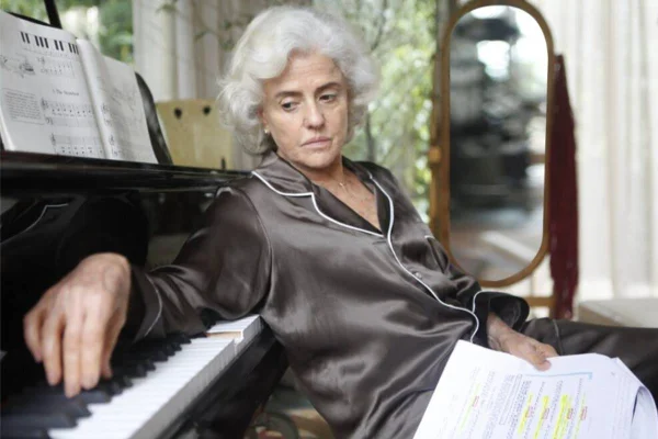 Marieta severo encostada em um piano - Metrópoles