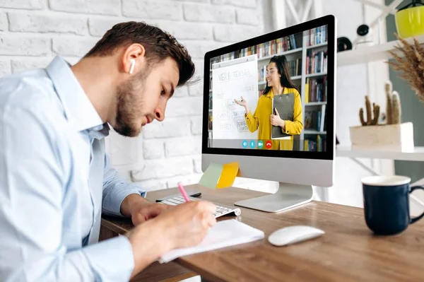 Startup educacional disponibiliza curso gratuito para programadores