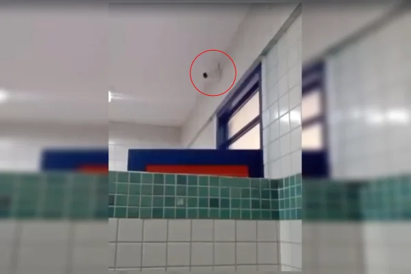 Câmeras em banheiro de escola no DF causam revolta entre alunos