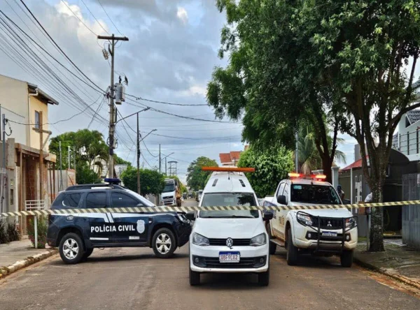 Imagem colorida de viaturas da polícia no local do crime - Merrópoles