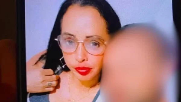 imagem colorida mulher morta com 26 facadas