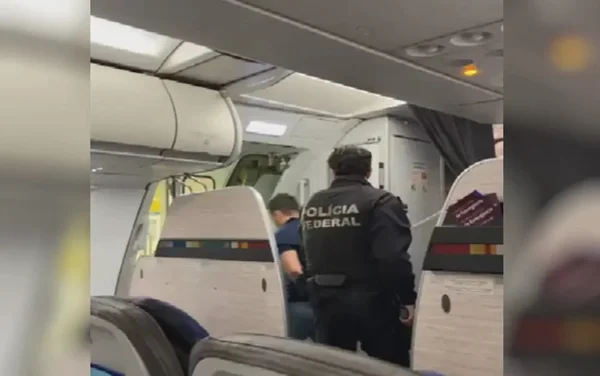 Imagem colorida de foragido por assalto a banco sendo preso pela PF - Metrópoles