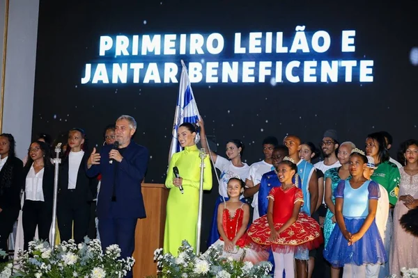 Foto colorida de Giovanna Lancellotti, Anderson Muller e mais convidados no jantar beneficente do Instituto Beija Flor