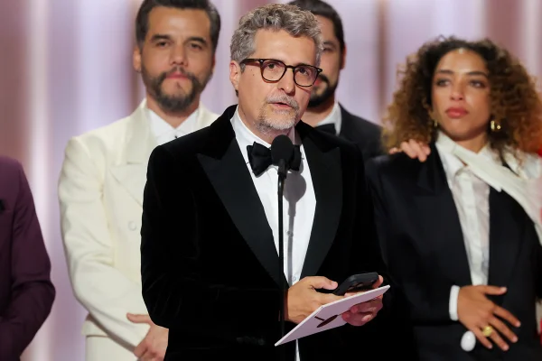 Imagem colorida de Kleber Mendonça Filho no palco da 83ª edição anual do Globo de Ouro - Metrópoles