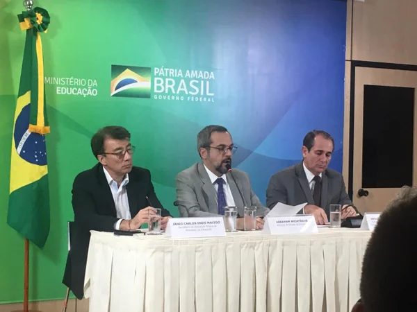 MEC anuncia que 643 municípios querem escolas cívico-militares