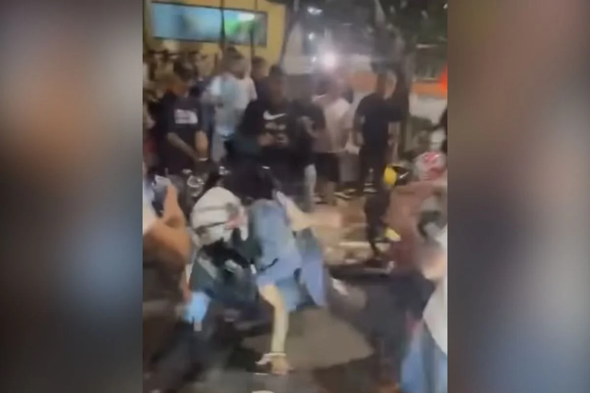 Imagem colorida mostra policial sendo agredido após tentativa de abordagem. Metrópoles