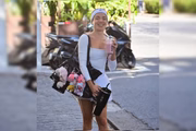 Gkay com a bolsa de academia cheia de Labubus