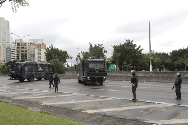 Tropa de Choque da PM libera rodovia Castello Branco, em SP
