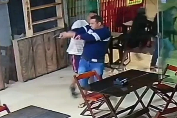 Foto colorida frame camera de segurança mostrar assassinato a sangue frio
