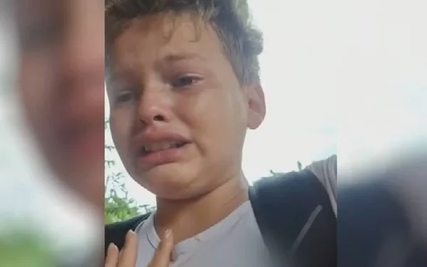 imagem colorida menino sofre bullying mae cadeirante