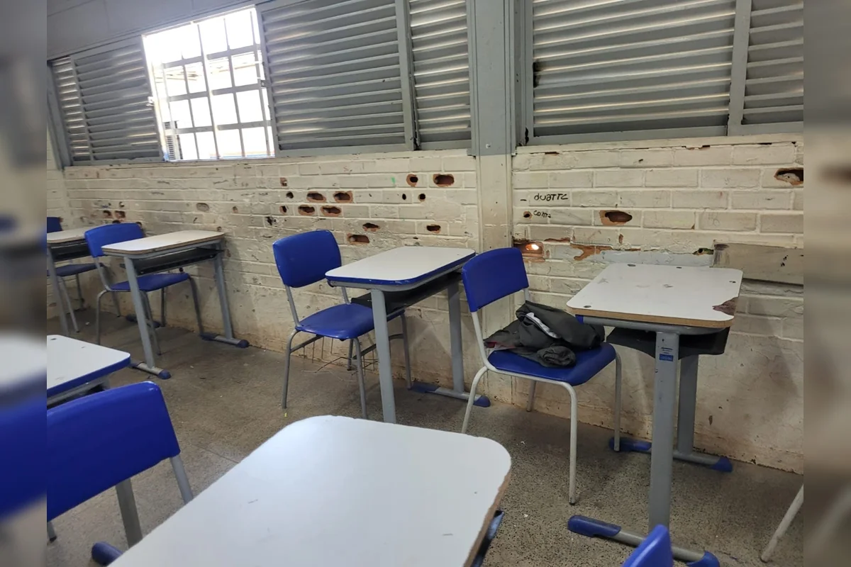As salas de aula não possuem ventilação adequada, algumas sequer contam com ventiladores, e quadros de aviso antigos expõem parafusos e pontas metálicas que já provocaram ferimentos em estudantes As salas de aula não possuem ventilação adequada, algumas sequer contam com ventiladores, e quadros de aviso antigos expõem parafusos e pontas metálicas que já provocaram ferimentos em estudantes