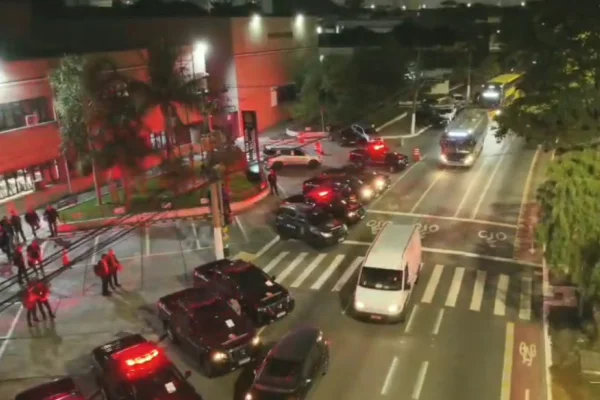 Imagem colorida de viaturas da polícia antes de operação. Metrópoles