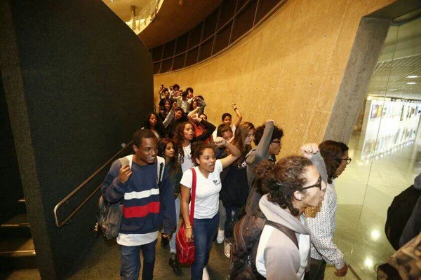 Estudantes fazem ocupação-relâmpago no plenário da Câmara Legislativa