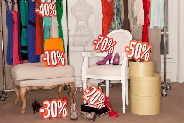 Imagem de placas com promoção e roupas em lojas - Metrópoles
