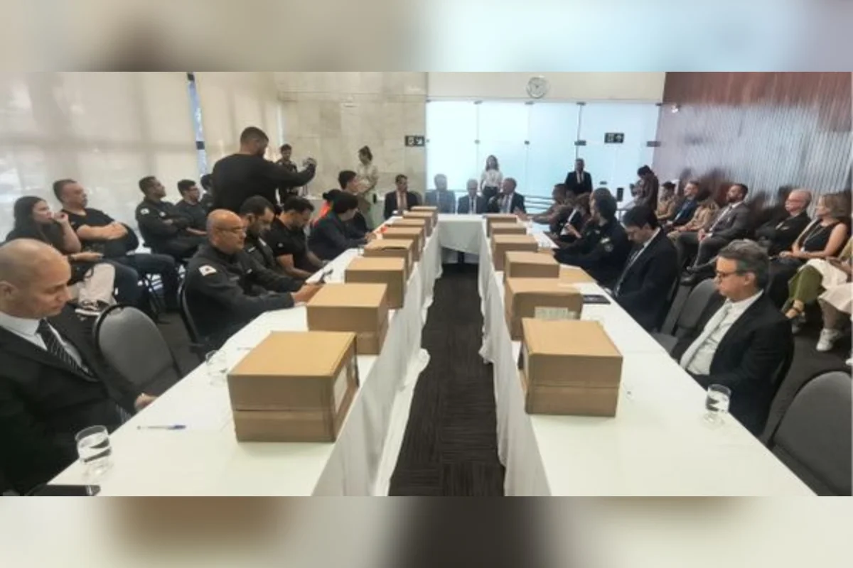 Urnas eletrônicas aguardam distribuição para locais de votação