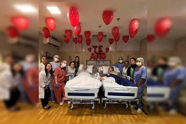 Amor na UTI: casal celebra 46 anos de casamento com sessão de cinema