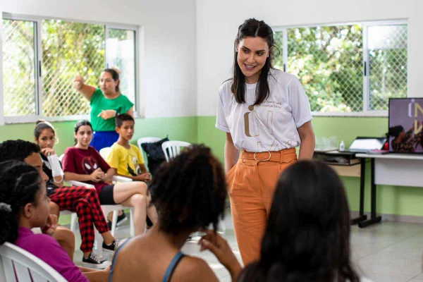 Professora em sala com alunos de capacitação profissional