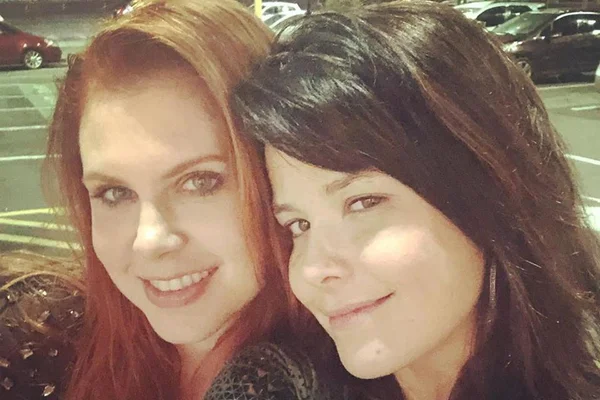 Samara Felippo posta foto completamente nua com Carolinie Figueiredo