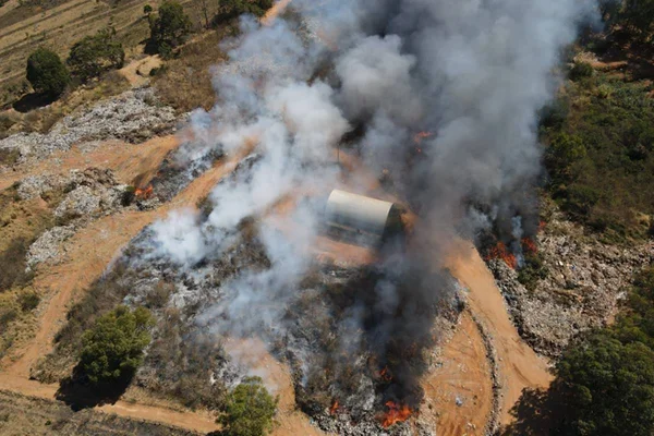 População está preocupada com incêndio em lixão de Alto Paraíso de Goiás